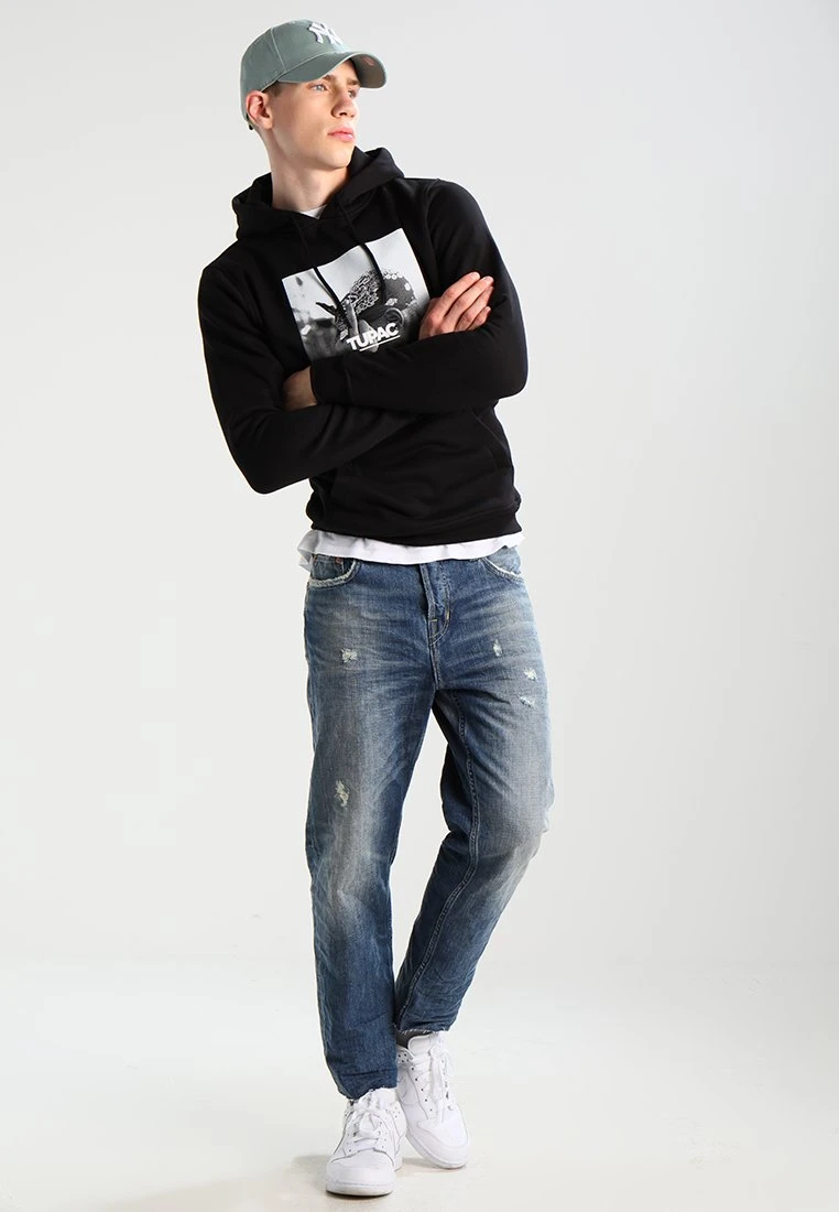 Mister Tee The World - Jersey Con Capucha - Black 2 Mister Tee The World - Jersey Con Capucha - Black - Imagen 2