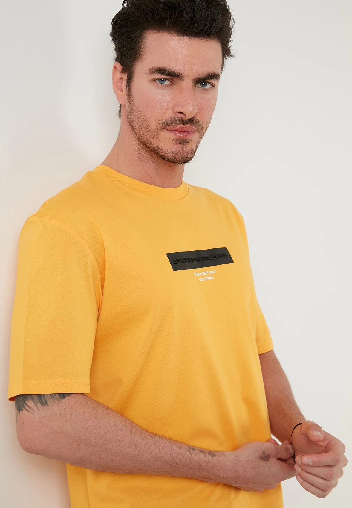Regular Fit - Camiseta Básica - Yellow 4 Regular Fit - Camiseta Básica - Yellow - Imagen 4