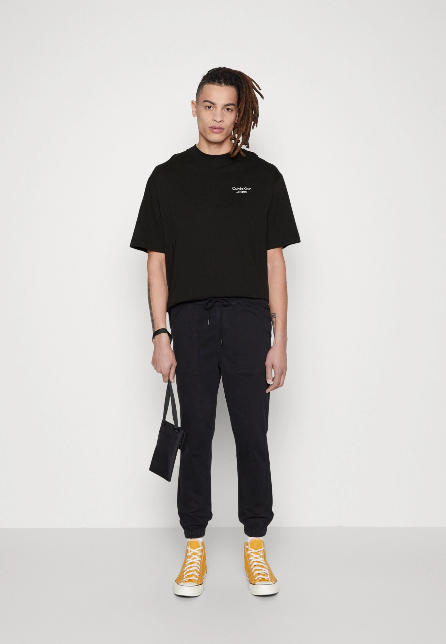 Calvin Klein Jeans Flower Logo Back Hit Tee - Camiseta Estampada - Black 2 Calvin Klein Jeans Flower Logo Back Hit Tee - Camiseta Estampada - Black - Imagen 2