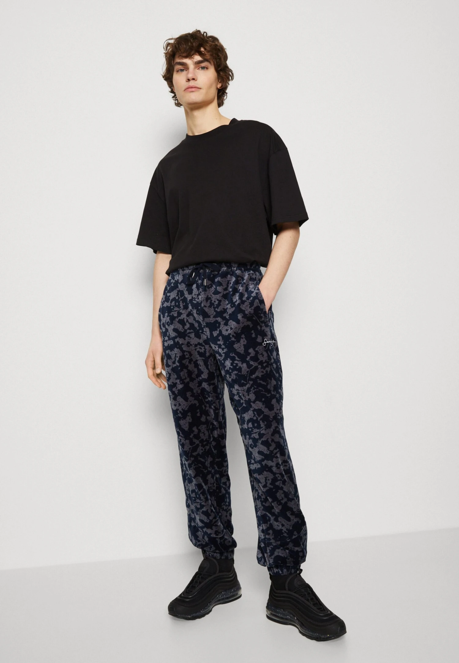 Sean John Script Logo Floral Camouflage Trackpant - Pantalones Deportivos - Blue 4 Sean John Script Logo Floral Camouflage Trackpant - Pantalones Deportivos - Blue - Imagen 4