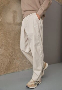 Nike Sportswear Club Pant - Pantalones Deportivos - Orewood/White