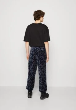 Sean John Script Logo Floral Camouflage Trackpant - Pantalones Deportivos - Blue 8 Sean John Script Logo Floral Camouflage Trackpant - Pantalones Deportivos - Blue -Jack & Jones Ventas aca8ef329b0347bfb2a0bf853a1a24c4