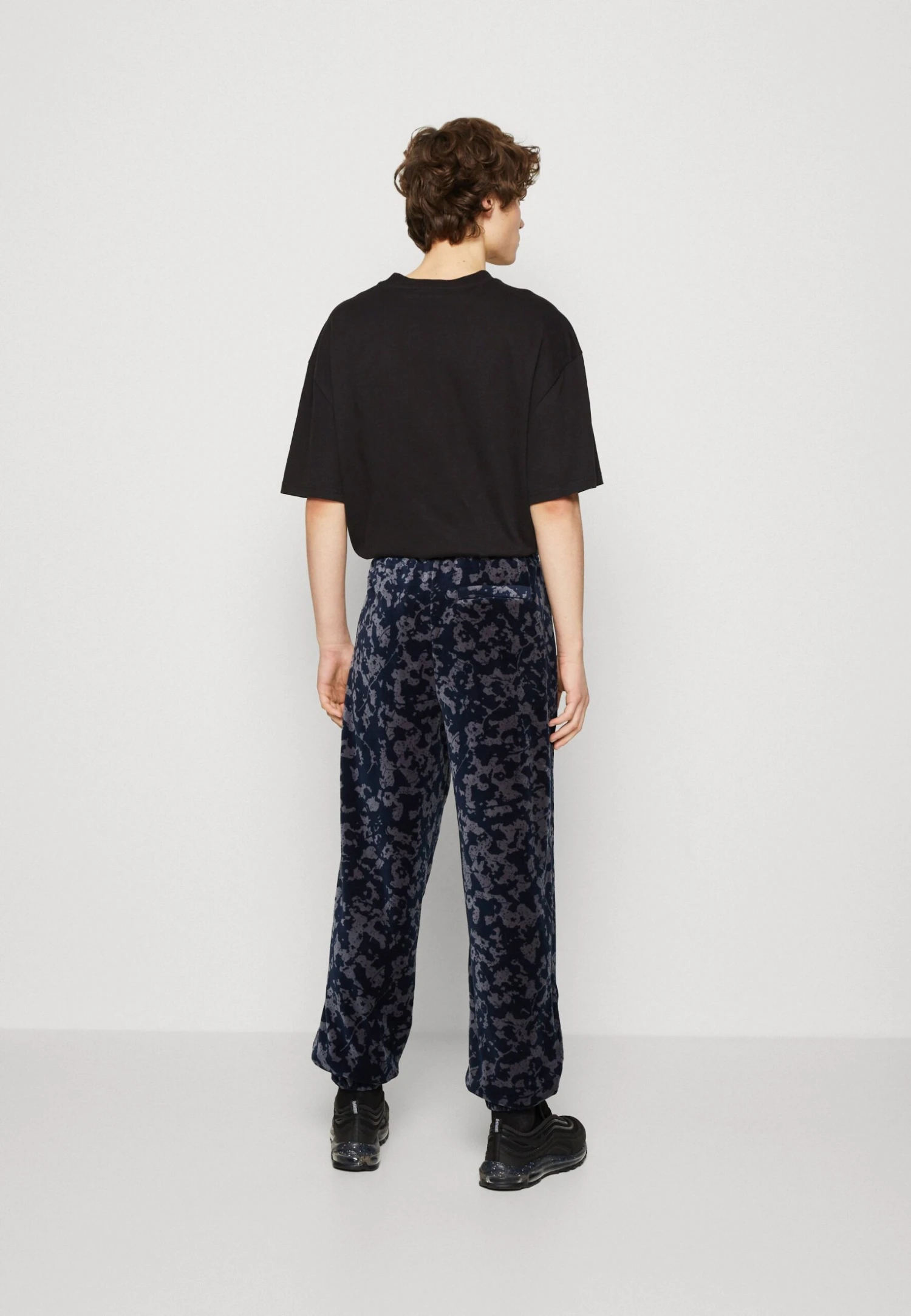 Sean John Script Logo Floral Camouflage Trackpant - Pantalones Deportivos - Blue 3 Sean John Script Logo Floral Camouflage Trackpant - Pantalones Deportivos - Blue - Imagen 3