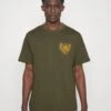 Les Deux Camiseta Estampada - Olive Night/Yellow