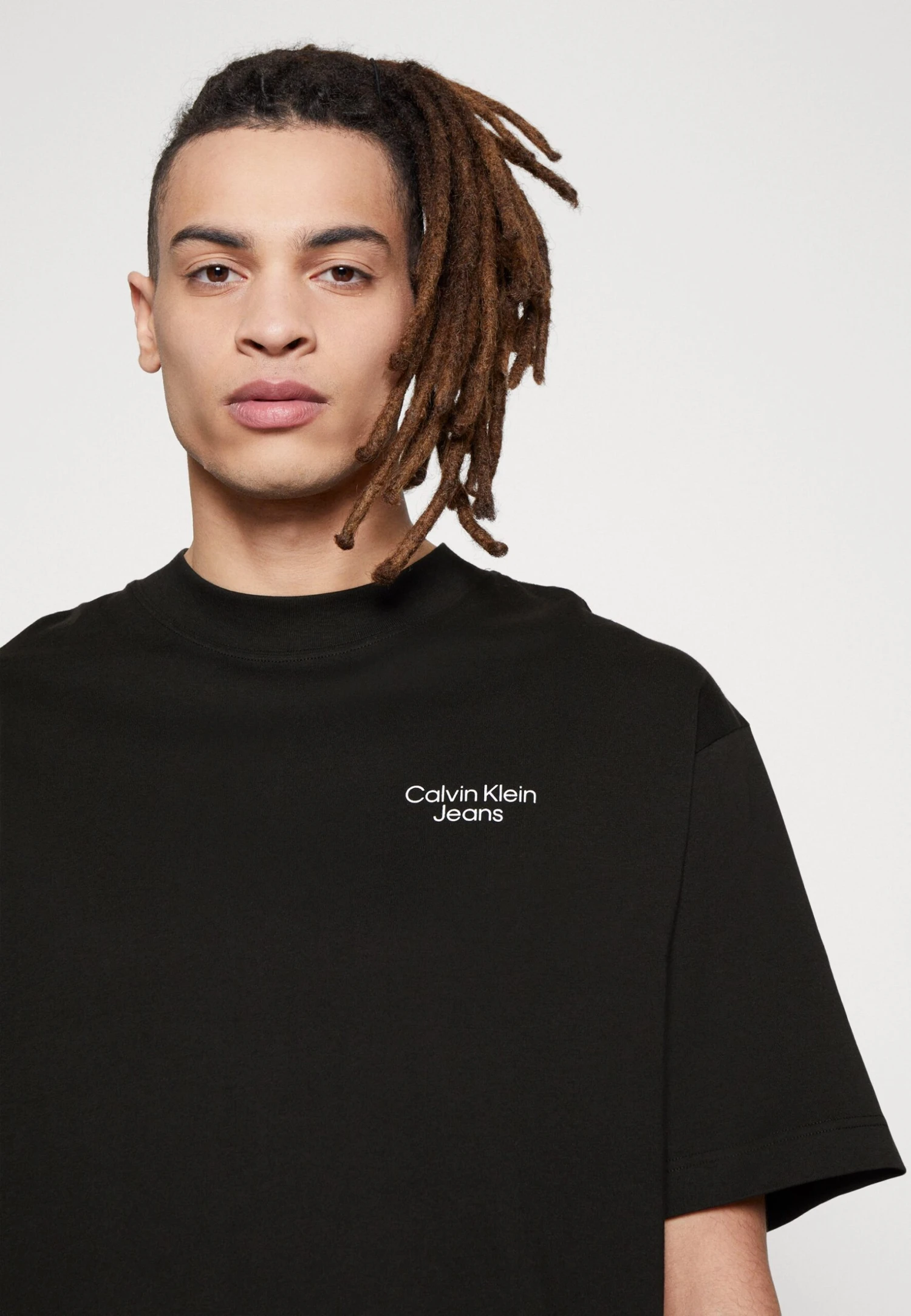 Calvin Klein Jeans Flower Logo Back Hit Tee - Camiseta Estampada - Black 4 Calvin Klein Jeans Flower Logo Back Hit Tee - Camiseta Estampada - Black - Imagen 4