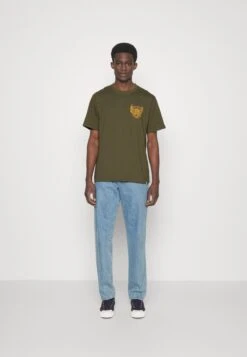 Les Deux Camiseta Estampada - Olive Night/Yellow -Jack & Jones Ventas d574f51785bc4c4dbd6e7150b2b0d527