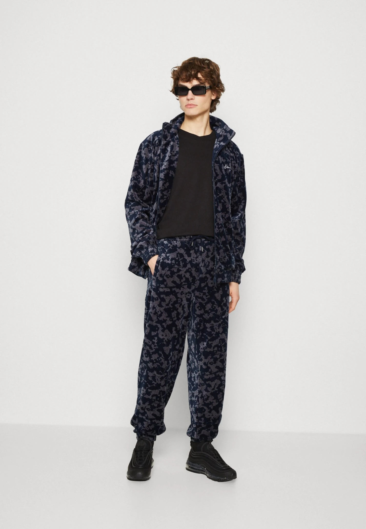 Sean John Script Logo Floral Camouflage Trackpant - Pantalones Deportivos - Blue 2 Sean John Script Logo Floral Camouflage Trackpant - Pantalones Deportivos - Blue - Imagen 2